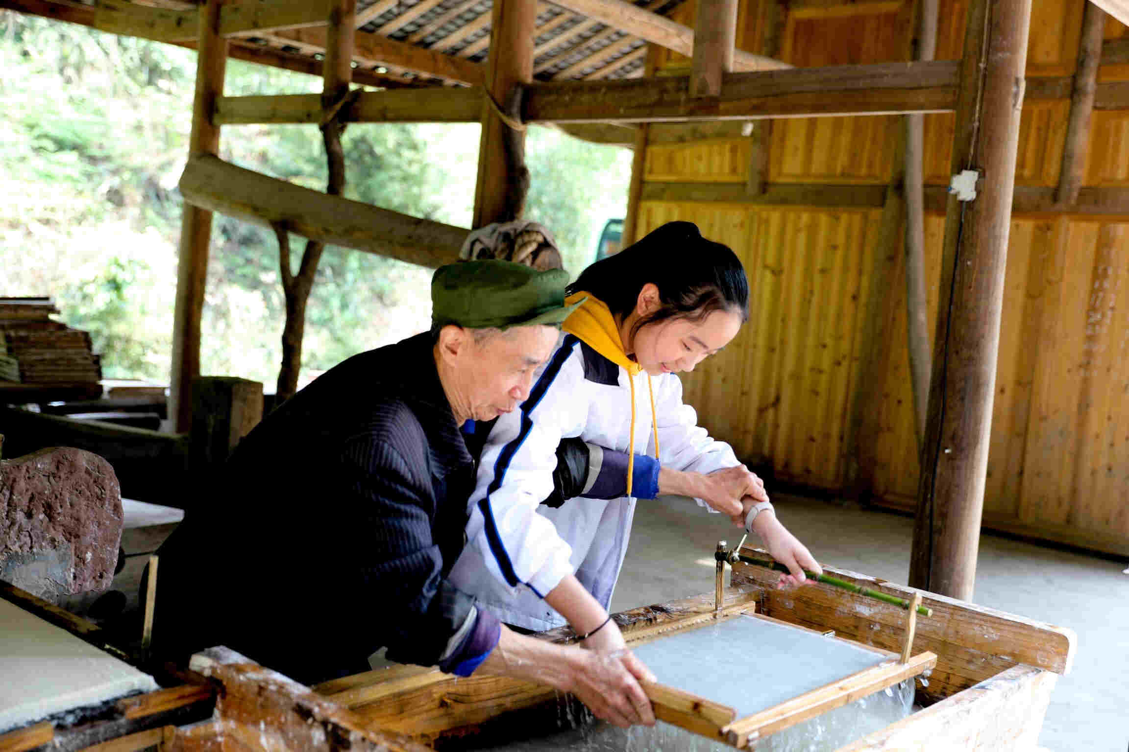 带着孩子走出课堂深度体验造纸和捣料+柳江古镇两日写生体验之旅